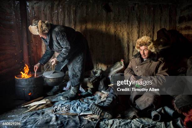 kazakh eagle hunters nomadic migration - mountian fire fotografías e imágenes de stock