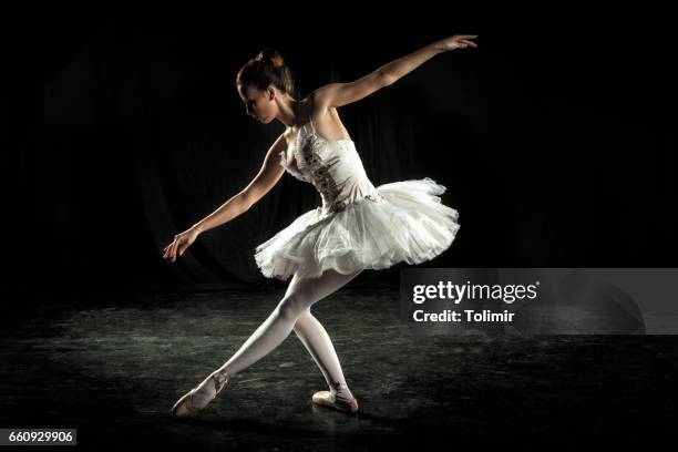 ballerine sur l'étape - danseuse photos et images de collection