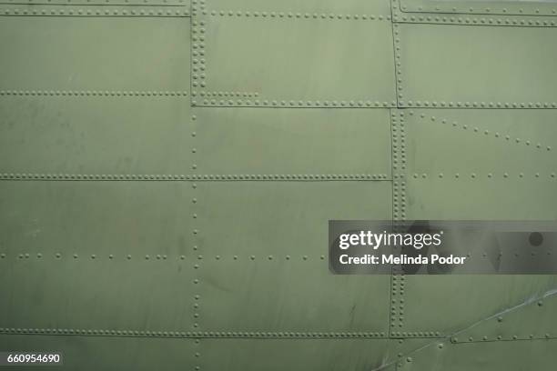 patchwork of riveted metal pieces - fuselagem - fotografias e filmes do acervo