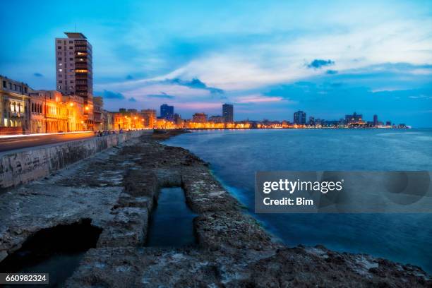 malecon beleuchtet in der abenddämmerung, havanna, kuba - malecon stock-fotos und bilder