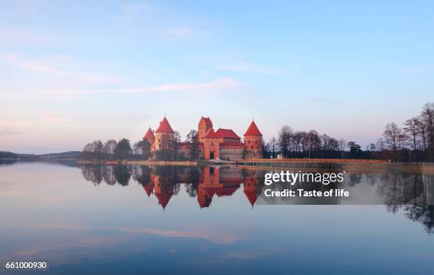 trakai castle - litauen stock-fotos und bilder