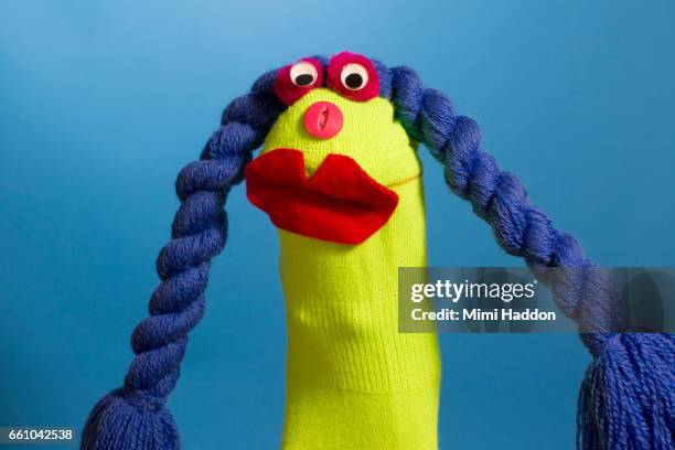 green sock puppet with blue braided hair and big red lips - fantoche imagens e fotografias de stock