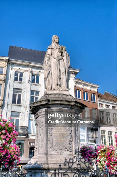 statue of the archduchess margaret of austria in mechelen, belgium - städtischer platz fotografías e imágenes de stock