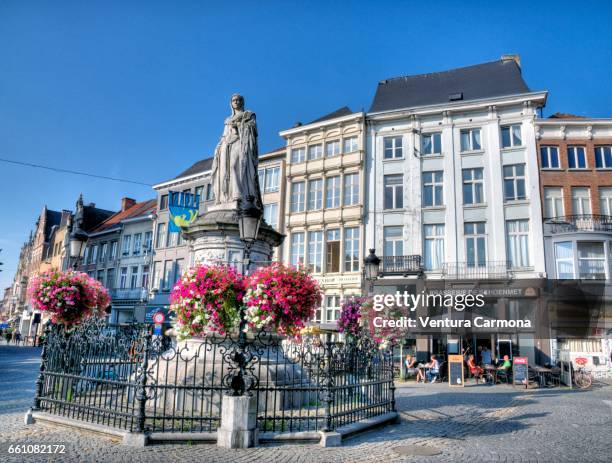 statue of the archduchess margaret of austria in mechelen, belgium - gebäudefront stock pictures, royalty-free photos & images