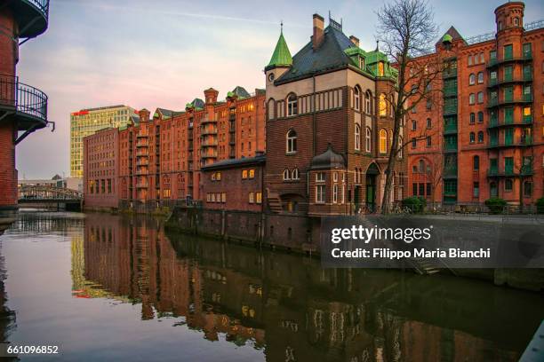 speicherstadt - paesaggio urbano stockfoto's en -beelden