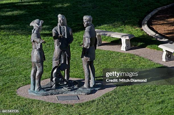 lewis and clark and sacagawea statues - sacagawea photos et images de collection