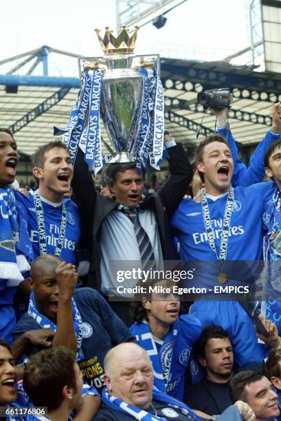 Chelsea manager Jose Mourinho lifts the Premiership trophy with Frank Lampard and John Terry