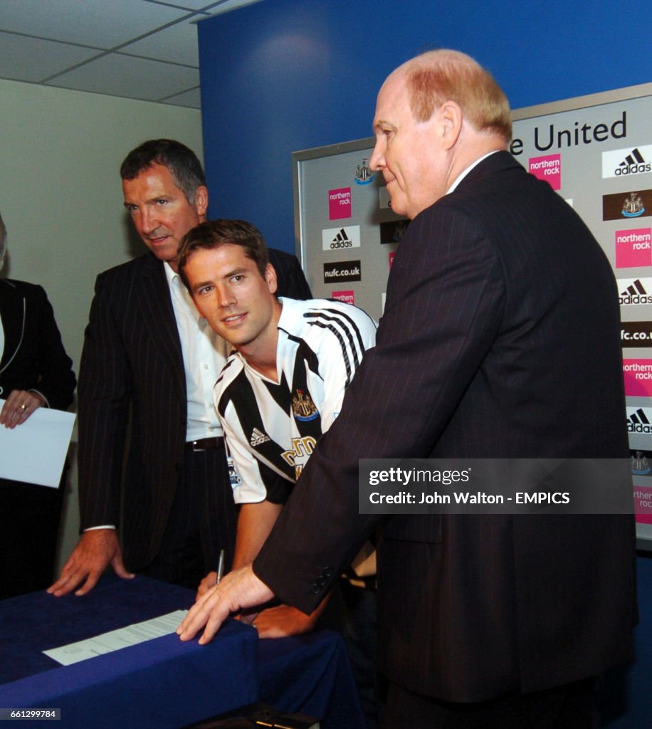 Soccer - FA Barclays Premiership - Newcastle United Press Conference - Michael Owen Signing - St James' Park