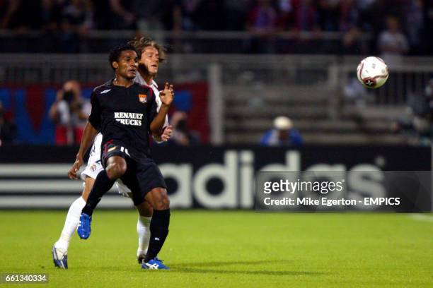 Olympique Lyonnais' Mahamadou Diarra and Real Madrid's Michel Salgado