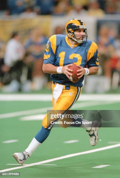 Kurt Warner of the St. Louis Rams drops back to pass against the Tampa Bay Buccaneers during an NFL football game November 26, 2001 at the Dome at...