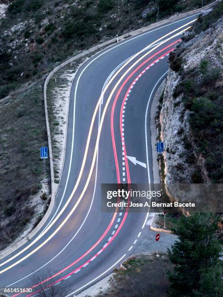 lights of vehicles circulating along a road of mountain with curves closed in the shape of s,  in the night - tipo de transporte 個照片及圖片檔