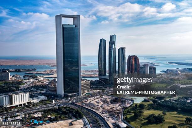 abu dhabi wolkenkrabbers - vanuit een helikopter stockfoto's en -beelden