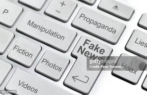fake news keyboard - big tech foto e immagini stock