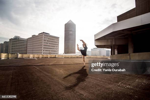 female ballet dancer dancing on a rooftop in lyon, france - personne sportive fotografías e imágenes de stock
