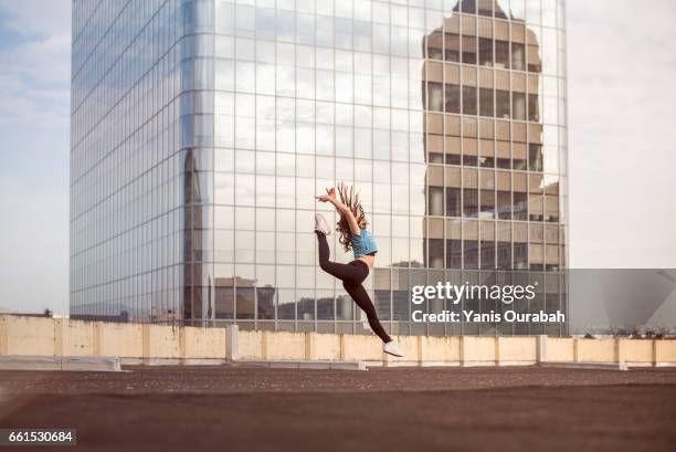 female ballet dancer dancing on a rooftop in lyon, france - personne sportive stockfoto's en -beelden