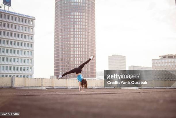 female ballet dancer dancing on a rooftop in lyon, france - corps humain imagens e fotografias de stock