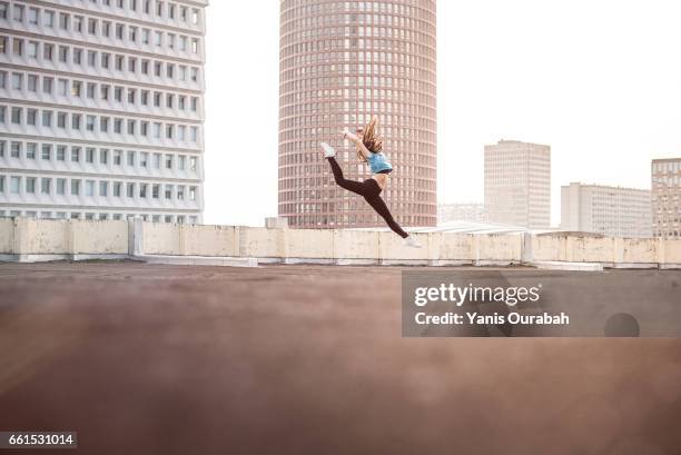 female ballet dancer dancing on a rooftop in lyon, france - exercice physique fotografías e imágenes de stock