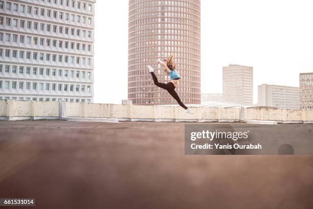 female ballet dancer dancing on a rooftop in lyon, france - exercice physique stockfoto's en -beelden