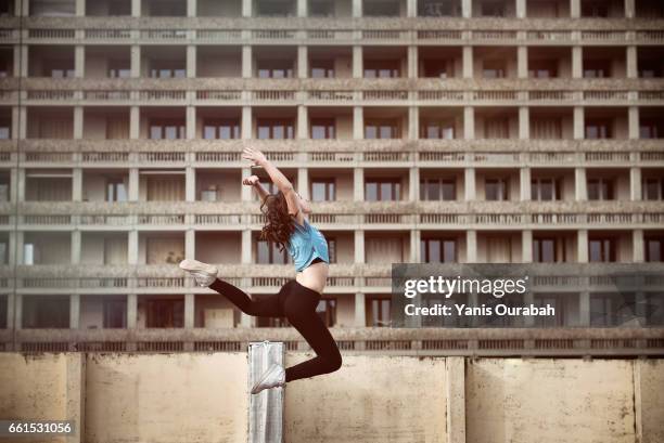 female ballet dancer dancing on a rooftop in lyon, france - exercice physique fotografías e imágenes de stock