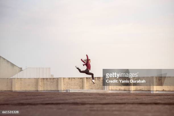 female ballet dancer dancing on a rooftop in lyon, france - horizon urbain - fotografias e filmes do acervo