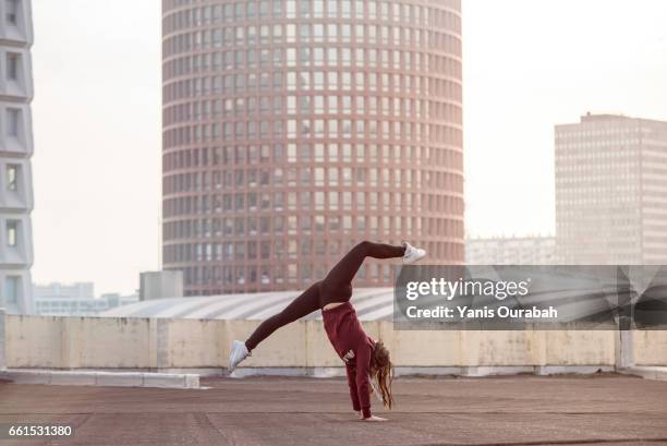 female ballet dancer dancing on a rooftop in lyon, france - corps humain stock-fotos und bilder