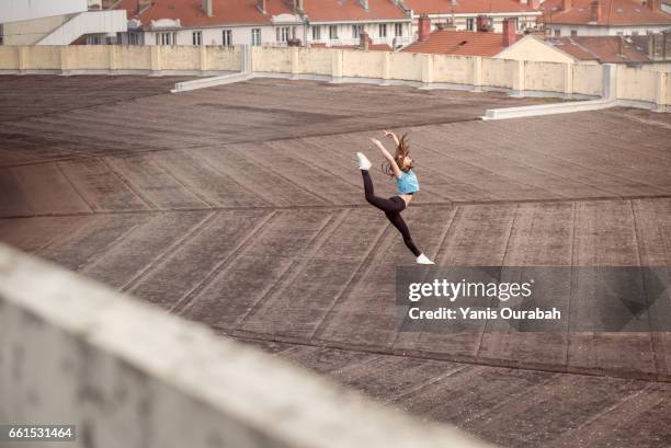 female ballet dancer dancing on a rooftop in lyon, france - corps humain stock-fotos und bilder