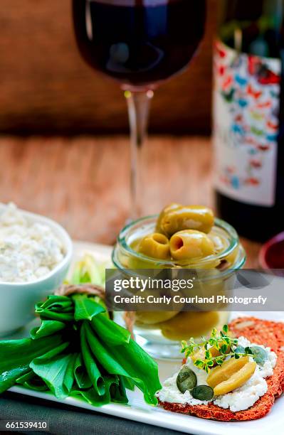 ricotta with herbs, olives, wholegrain crispbread and red dry wine - beaujolais nouveau - fotografias e filmes do acervo