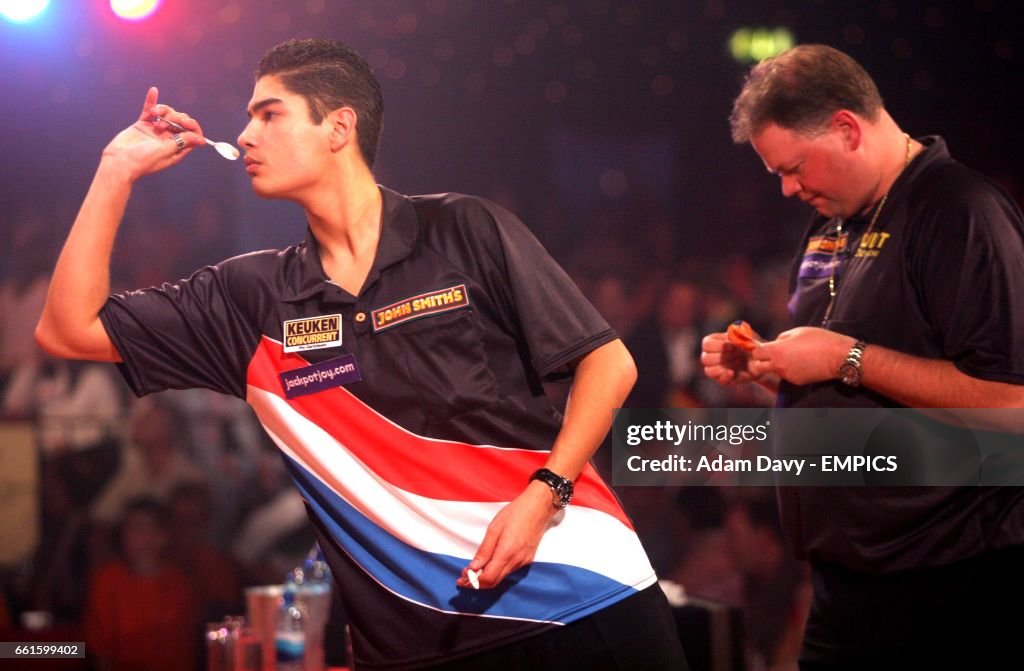 Darts - Lakeside BDO World Professional Championship 2006 - Raymond van Barneveld v Jelle Klaasen - Frimley Green