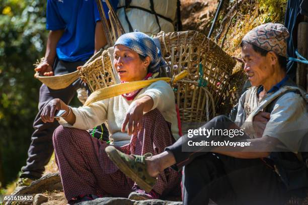 sherpa porters using traditional doko bamboo baskets khumbu himalaya nepal - mt everest base camp stock pictures, royalty-free photos & images