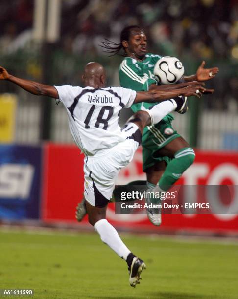 Nigeria's Wilson Oruma and Ghana's Abubakari Yakubu battle for the ball