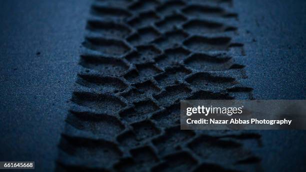 off road tyre track on beach. - tyre stockfoto's en -beelden