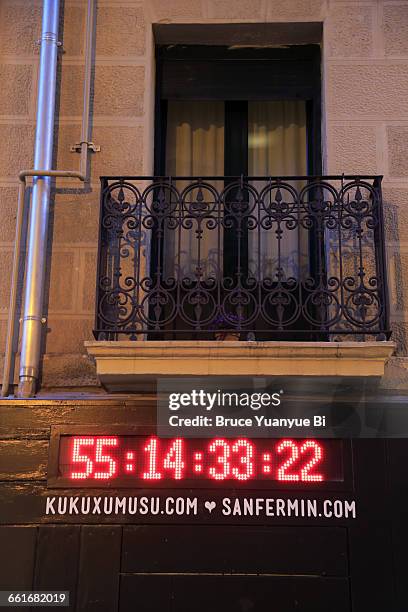 countdown for san fermin festival - countdown stock-fotos und bilder