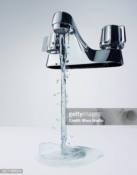 water running from faucet - faucet stockfoto's en -beelden