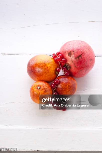 frutos rojos y cítrico - comida vegetariana stockfoto's en -beelden