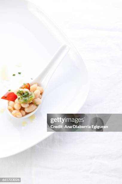 alubia blanca emplatada - comida sana stock pictures, royalty-free photos & images