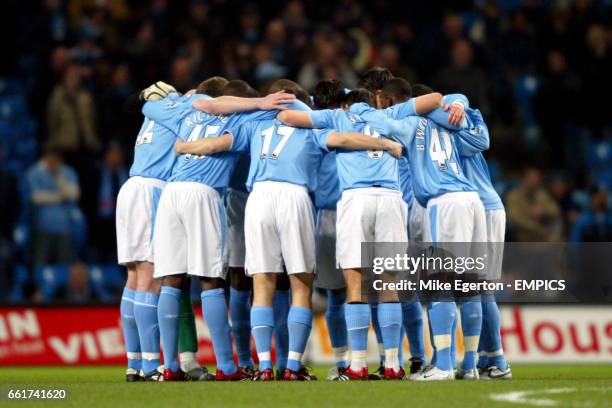 Manchester City players huddle prior to kick off
