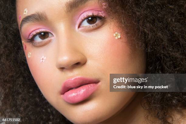 pink spring make-up on a beautiful young woman with clear sharp skin. - fard à paupières rose photos et images de collection