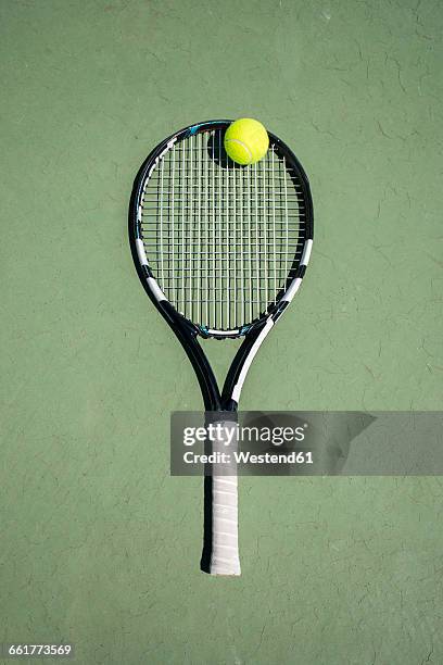 racket and ball on a tennis court - tennis racket imagens e fotografias de stock