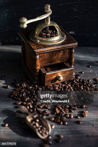 grinding coffee with vintage coffee mill - molinillo fotografías e imágenes de stock