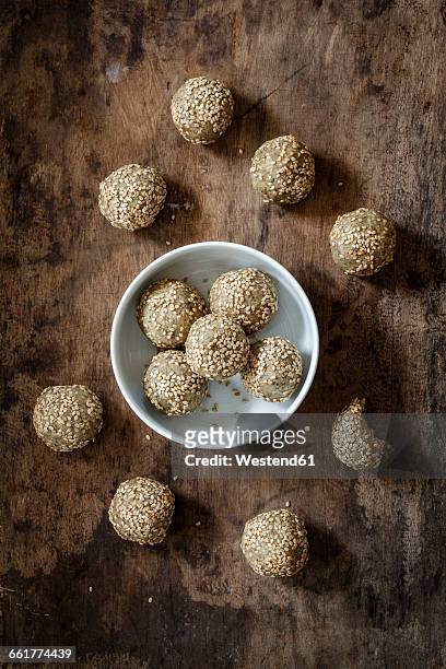 bowl of small vegan balls made of quinoa flakes, sesame, sunflower and hemp seed - hemp seed 個照片及圖片檔