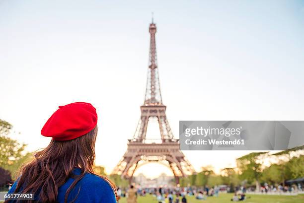 france, paris, champ de mars, back view of woman wearing red beret looking at eiffel tower - beret 個照片及圖片檔