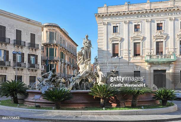 italy, sicily, syracuse, fountain of artemis - siracusa stock pictures, royalty-free photos & images