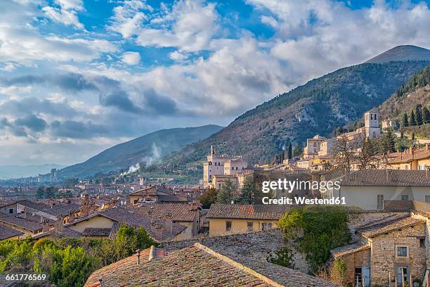 italy, umbria, gubbio, palazzo dei consoli - グッビオ ストックフォトと画像