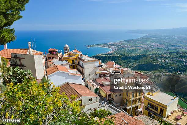 italy, sicily, mountain village castelmola with giardini naxos in background - naxos sicily stock-fotos und bilder