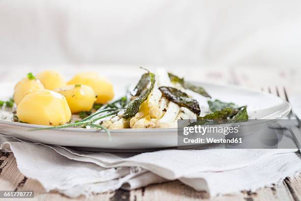 white asparagus with browned butter, fried sage leaves, boiled potatoes and chives - gekookte aardappel stockfoto's en -beelden