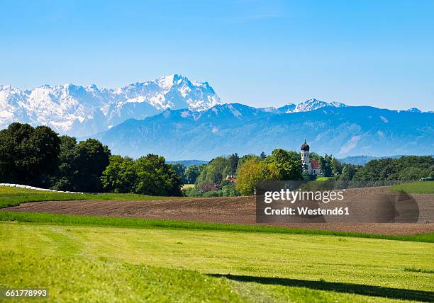 germany, bavaria, upper bavaria, fuenfseenland, alpine foothills, holzhausen, zugspitze in the background - alpenvorland stock pictures, royalty-free photos & images