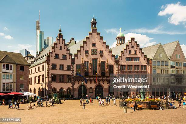 germany, frankfurt, roemerberg and gerechtigkeitsbrunnen at market square - frankfurt am main stock pictures, royalty-free photos & images
