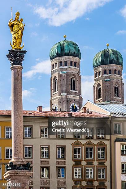 germany, bavaria, munich, view of mary's square, marian column and cathedral of our lady - catedral de múnich fotografías e imágenes de stock