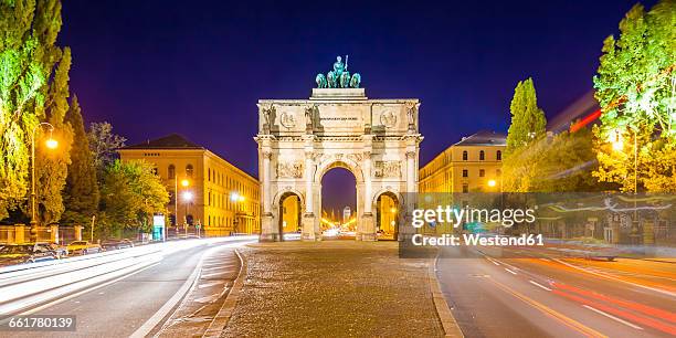 germany, bavaria, munich, victory gate at night - historisch gebouw stockfoto's en -beelden
