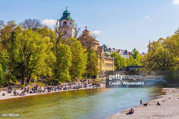 germany, munich, view to mullersches volksbad and people on the beach - río isar fotografías e imágenes de stock